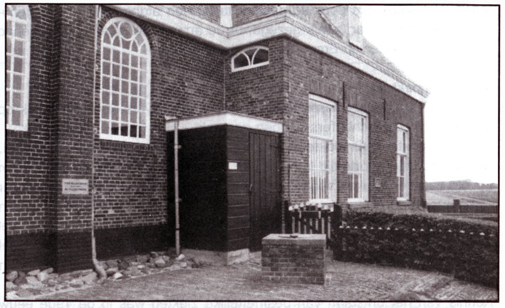 Zicht op de armenbak aan de zuidzijde. De ervoor liggende regenput dateert uit de tijd van de voor 1834 gebouwde kerk.