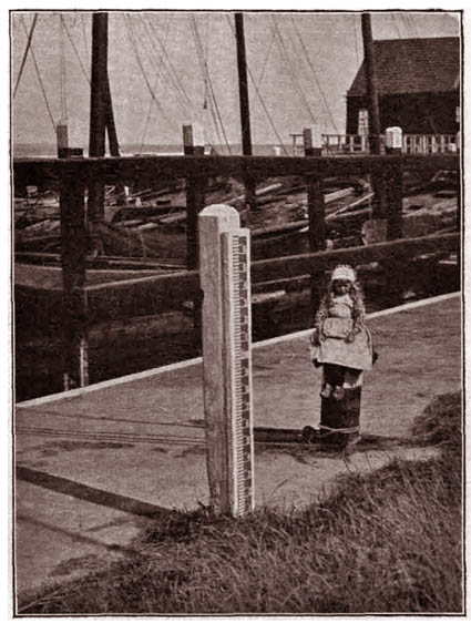 Marken. De havenkade met jongetje.