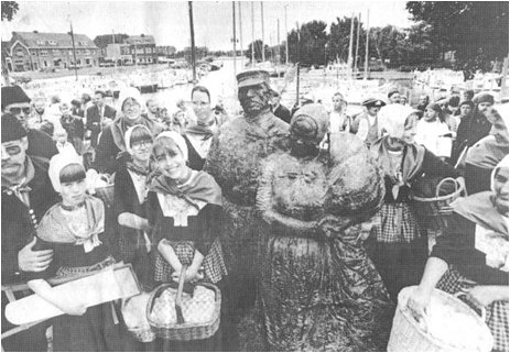 foto: Freddy Schinkel. Schokkerkoor bij het monument in 1991.