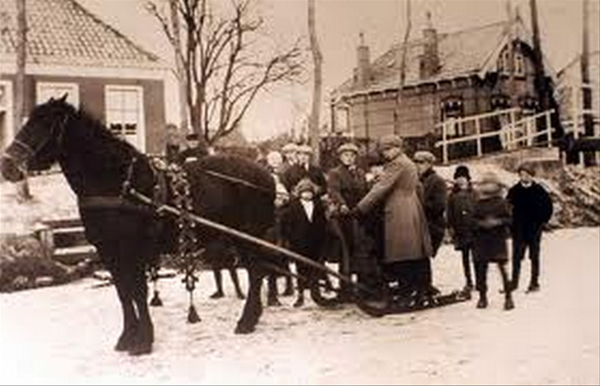 een arrenslee met paard