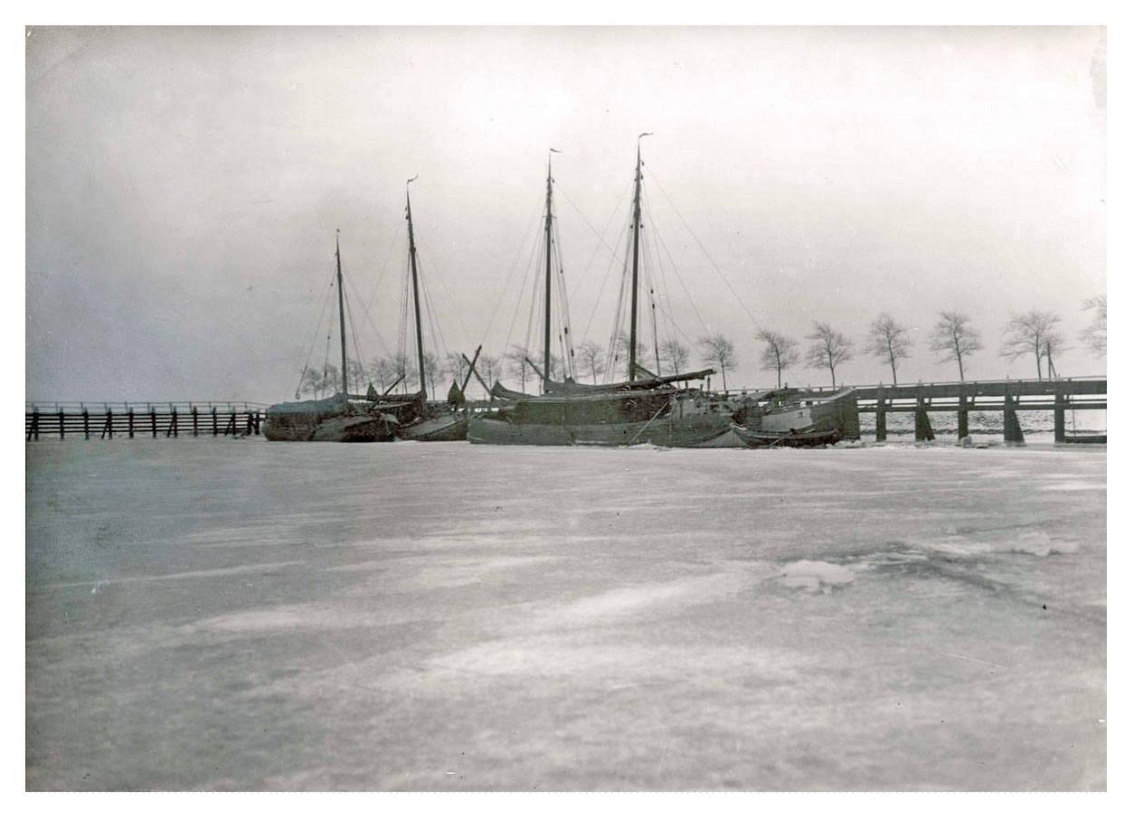 Turfschepen in het ijs in de haven van Emmeloord (1924)
