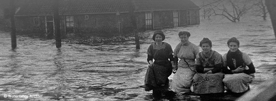 In de buurt van Volendam houden deze dames de moed er in.<17>