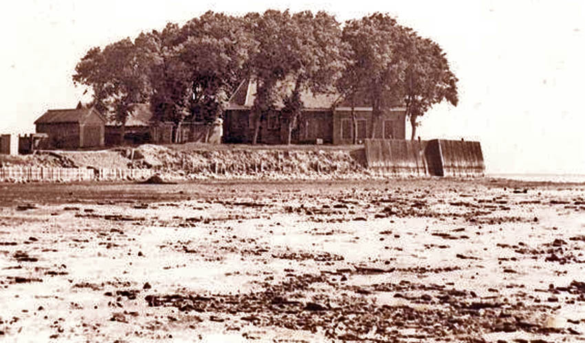 Kerkje en pastorie van Middelbuurt op Schokland na 1942